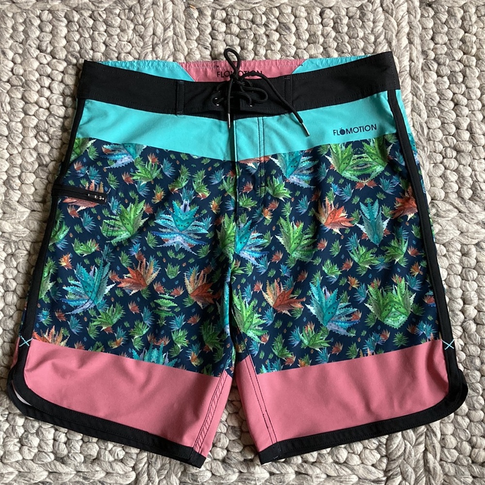 Flomotion tropical print board shorts
